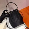 Borsa per secchio in nylon Mini borse casual corde per spalla nera con il designer di triangoli di design328o