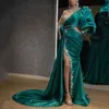 Glamouröse aufstrebende grüne Promise Kleider geschwollene lange Ärmel reine Nackenkleid kundenspezifische Rüschen Seite Split Kristalle roter Teppich -Promi -Party -Kleid