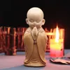 Buddista Piccolo Monaco Statue Resina Buddha Figurine Scultura Fatta A Mano Auto Decoratore Per La Casa Miniature Decorazione Della Stanza Artigianato Regali 220329