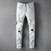 メンズジーンズのスリムが苦しんでいるデニムホワイトデザイナーパンツ穴のある手紙で破れたぼろぼろの膝は男のためにリッピングしました。