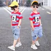 夏の赤ちゃん男の子服スーツストライプコットンTシャツ+ジーンズパンツ2個セット幼児生まれ服3 4 5 6 7 8 9 10 11 12年220326