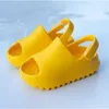 Enfants chaussures bébé pantoufles enfants trou diapositives antidérapant semelle résistante à l'usure sandales de plage en gros
