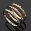 V-Buchstabe, runder Nagel, Luxus-Volldiamant-Manschettenarmband, modisches Damen-Hochzeitsarmband, klassischer Designer-Schmuck