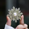 Designer Women Pearl Brooch Snowflake Suit Brooches for Woman 3A Zircon Lady Flower Pins Vintage Elegant Luxury Bride Dress Pins Button Pin Fashion Scarf Buckle