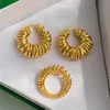 2024 Bottega European och American Spring Gold Earrings Stud Niche Design High-End Light Luxury Fashion Tide Brand Retro Wild Jthe Designer