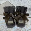 2022 Botas de nieve cortas Aus L bow U de alta calidad para mujer Botas de piel de oveja suaves y cómodas para mantener el calor botas de felpa con bolsa para polvo de tarjeta hermosos regalos 5062G