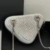 Design artigianale pesante pieno di diamanti Triangolo Mini Borsa a tracolla diagonale con catena hardware multifunzionale di nuova moda da donna