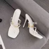 Sandali Slides Nuovi tacchi alti per le donne Catena di lusso Pantofole da esterno decorative Moda Scarpe con punta quadrata Scarpe da donna 220617