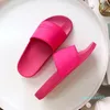 2022 luxe designer zomer rubberen glijbaan sandaal voor mannen en vrouwen platte slipper fel kleurrijke zomer voelt doordringend strand flip-flops