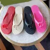 Zapatillas de diseñador Sandalias de mujer Zapatos de diseñador Chanclas de espuma Sandalias de goma para interiores de playa Suela Chanclas clásicas con estilo Diapositivas