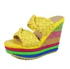 Zapatos de mujer de color bizcocho de verano, sandalias con cuña de paja, novedad de verano para mujer, zapatos de tacón alto con boca de pez, zapatos de arcoíris romanos