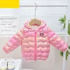 2022 아기 여학생 다운 재킷 어린이 만화 곰 다채로운 재킷 가을 어린이 아우터웨어 여자 따뜻한 후드 가벼운 가벼운 다운 재킷 J220718