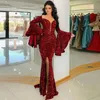 2022 Sparkly Arabic Burgundy Vin Sequined Lace Evening Dresses Wear Ruffles Poet Långärmade Mermaid High Split Sequins Formal Bridesmaid Prom Dress Party Gowns