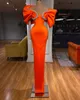 Leuchtend orangefarbene Meerjungfrau-Abschlussballkleider, sexy Bateau-Ausschnitt, Satin, Pailletten, lange Ärmel, trägerlos, glitzernd, eleganter Sweep-Zug, formelle Abendkleider für Mädchen