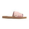 Designer Woody Slippers Sandaler Sliders Sliders Dam Mules Platt Slide Solbränna Beige Vit Svart Rosa Spets Bokstäver Tyg Duk Kvinna Tofflor Slider Sandal Revor