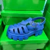 2022 Vrouwen schuim rubberen sandalen ontwerper sandaalplatform glijdt driehoek metalen slippers retro strandschoenen rond teen sandaal met doos NO248