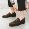 Scarpe da guida casual Oxford in pelle scamosciata con catena in metallo di design di lusso per abito da sposa formale da uomo Ritorno a casa Sapatos Tenis Masculino