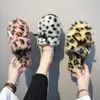 Mulheres elegantes e fofas chinelas fofas de desgaste externo e outono e inverno Flipers de chinelos em casa impressão de leopardo doméstico G220816