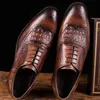 Qualité de luxe hommes chaussures habillées chaussures oxford respirantes trous cuir de vache ciré Brock Carved Europian mode chaussures à lacets Eu 39-48