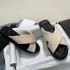 LUXURY C Designer-Hausschuhe, Flip-Flops, Damen-Sandalen, flache Kreuzriemen, Mule-Kissen, Schaffell-Einlegesohle, weiche Sommerhöhe, dicke Slides, Strand, Größe 35–40, mit Box-Staubbeuteln