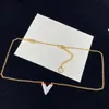 Europe America Fashion Essential V Pearlfection Necklace Armband örhängen Ring Lady Women Gold-Color Hårdvara graverad V Initialer Pearl Pendant Jewelry Sets