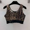 Survêtements pour femmes Costume de mode pour femmes yoga sport haut élastique imprimé léopard lettre gilet avec hanche surélevée pantalon à cinq points