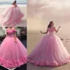 Jedno komputery Prawdziwe obrazy Pokaż Klient Pink Ball Suknie Quinceanera Suknie Ręcznie Made Flowers Off Ramię Ruffles Sweet 16 Dress Tulle Plus Size Vestidos