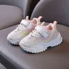 2022 Ademende grijze dikke sneaker voor jongens baby buiten hardloopschoenen meisjes roze tennisschoenen kind trainer schoenen f02182 g220527