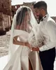 Abiti da sposa a-line in raso arabo moderno di Dubai con spalle scoperte Manica corta Simples Abiti da sposa da giardino Abito da sposa lungo con spacco alto sexy Abito da sposa Robe De Mariee