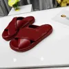 Designer damer läder platt tofflor gummi yttersula icke-halk strand sommar sandaler komfort tofflor mode klassiska inomhus hemskor