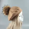 2022 Ny Big Real Fur Pompom Beret Women Vintage Artist Beret Hat Girls Autumn Spring Wool Sticked Cap J220722