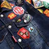 Tute slim alla moda Giacca di jeans e jeans multi-badge Set da due pezzi Cappotto con stemma ricamato da uomo autunno inverno e Stre255l
