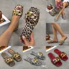2022 Pantofole da donna firmate estive Sandali con stampa leopardata Scarpe piatte quadrate con catena in metallo di grandi dimensioni