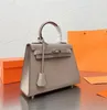 Diseñador de moda de alta calidad Bolso de mano de cuero de vaca para mujer Glamour Bolsos de hombro de alta calidad con correa Con tamaño de caja 20 cm 25 cm