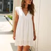 Lässige Kleider ärmellose V-Ausschnitt sexy Spitzenkleid Frauen elegant losen Sommer Hollow Ein Linienstrand mit Futter Vestido 21381Casual