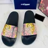 2022 Дизайнерские мужские тапочки женские сандалии с правильной цветочной скольжкой коробкой для пыли туфли обувь для печати змеи Slides Summer Wide Slapper