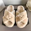 Designer-Designers Femmes Pantoufles Hiver Fluffy Letters Wool Slide Furry Warm Sandals Luxurys Confortable Fuzzy Slipper Boîte d'origine