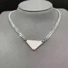 Inverterad triangelhänge halsband för vit svart silver guldkedja för män kvinnliga par designer smycken gåvor chokers stainles5477564