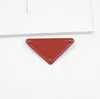 Designer Triangolo invertito P Litteri per lettere per uomini Donne rosso verde spira giallo abiti abiti abiti Accessori per decorazioni di gioielli