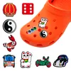 MOQ 100 pièces marée nationale motif Tai Chi croc JIBZ 2D souple pvc breloques de chaussures accessoires boucles sabot décorations de chaussures adaptés hommes femmes chaussures de jardin bracelets