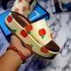 2022 Роскошные дизайнеры женские сандалии холст платформы тапочки настоящий кожаный бежевый кирпичный кирпичный красный цвет пляжные пластики Slipper Outdoor Classic Flat 35color