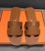 2022 ny designer Tofflor slides Dam flip flops Läder Damsandal Dubbel Metall Svart Vit Bruna tofflor Sommarstrandsandaler med BOX