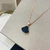 Collana di gonna di marca di lusso per uomo e donna Catena di clavicola fritillare bianca Ciondolo per coppia di moda di alta qualità Regalo di gioielli di San Valentino di Natale