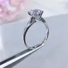 Cluster Rings Engagement 925 Silver Brilliant Cut 1 VVS1 Diamond D Color Moissanite Ring Ankomst Prinsessan smycken Teen Girlscluster