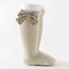 Nyfödda babyflickor Autumn Socks Infant Elastic Knee High Socks Toddler sömlösa tå strumpor med blommiga båge barntillbehör J220621