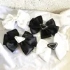 Verkopen driehoeksbrief Haarclip Dames Girl Triangle Bowknot Barrettes With Stamp Fashion Hairs Accessoires Hoge kwaliteit P0633628205