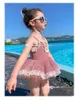 2022 Kids Lace Swimsuit One-Peça Estilo Coreano Princesa Gilrs Ruffs Tutu Skirt Swimwear Sweet Spaghetti Strap Childring Ternos de banho com chapéu S2049