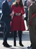 Kopa damski Płaszcze Księżniczka Designer Wysokiej jakości wiatrówki jesień kobiety moda impreza vintage elegancka podwójnie piersi czerwona aksamitna płaszcz