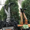 Dekoracja imprezowa Halloween Wicked Witch Nogi Śmieszne Drzwi Dekoracje Ścienne Czarownice Stopy z Rubin Slippers Yard Decor Rekwizyty na świeżym powietrzu