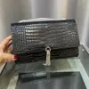 Luxurys designers loulou väskor kvinnlig krokodil hudhöljet Tassel handväskor woc chain väska kvinnor koppling klassiska högkvalitativa axelväskor flip läder crossbody